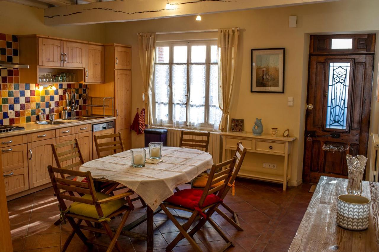 ¨Gîte du Café Suquet Giroussens Exterior foto